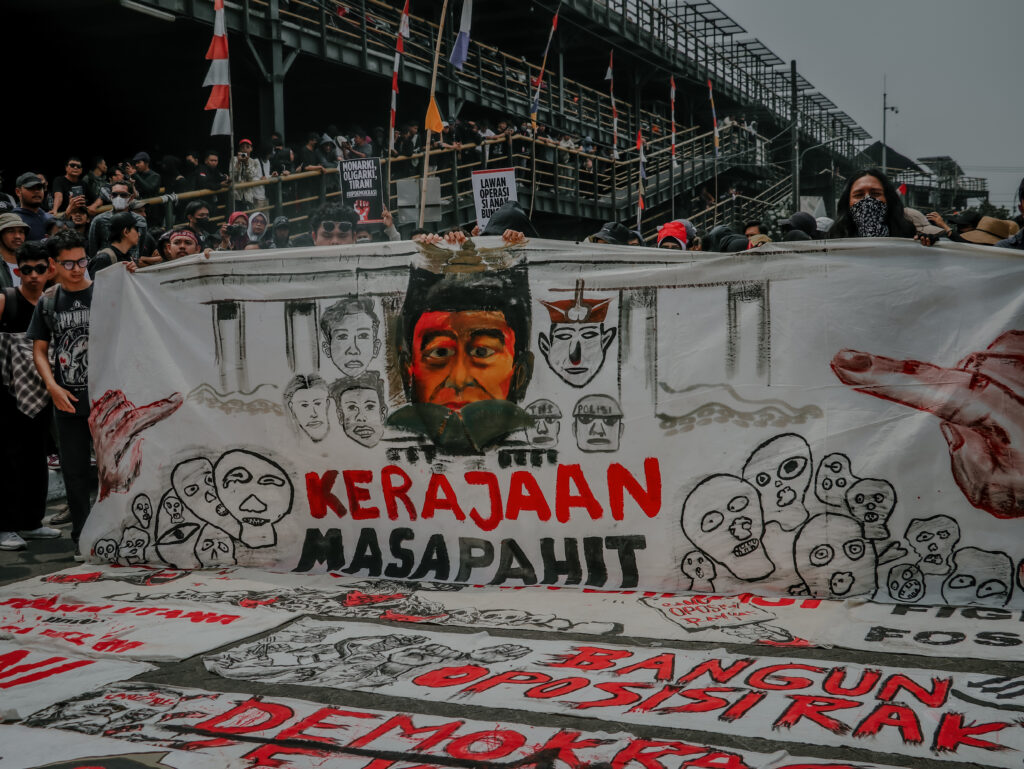 Massa Aksi Membentangkan poster bertuliskan "Kerajaan Masapahit"