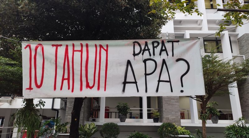 Terbentang poster "10 Tahun Jokowi Dapat Apa?"