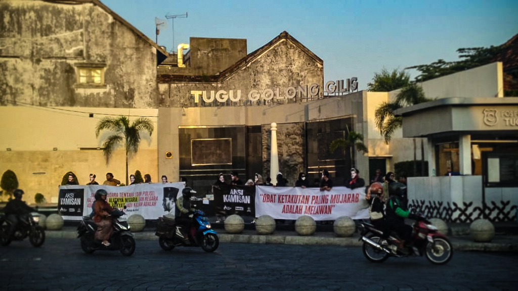 Kerumunan massa aksi kamisan di Tugu Yogyakarta