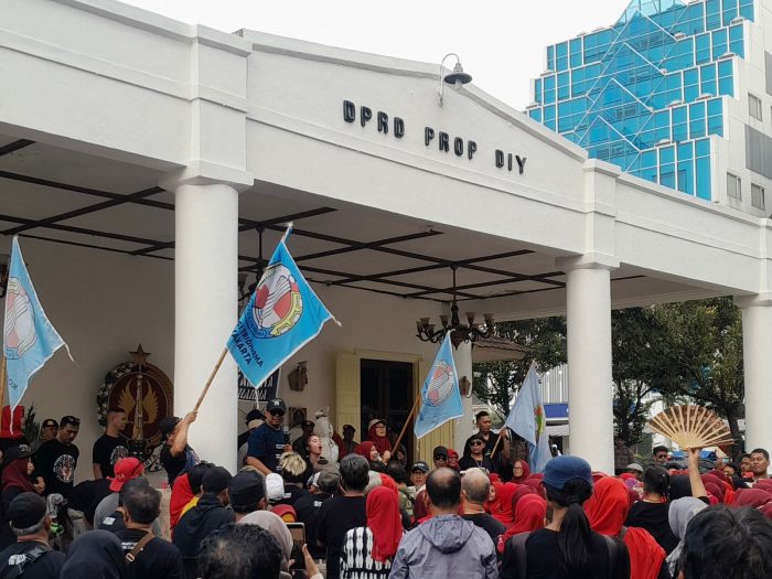 PKL Maliobro Menununtut Partisipasi dan Transparansi di Depan Gedung DPRD