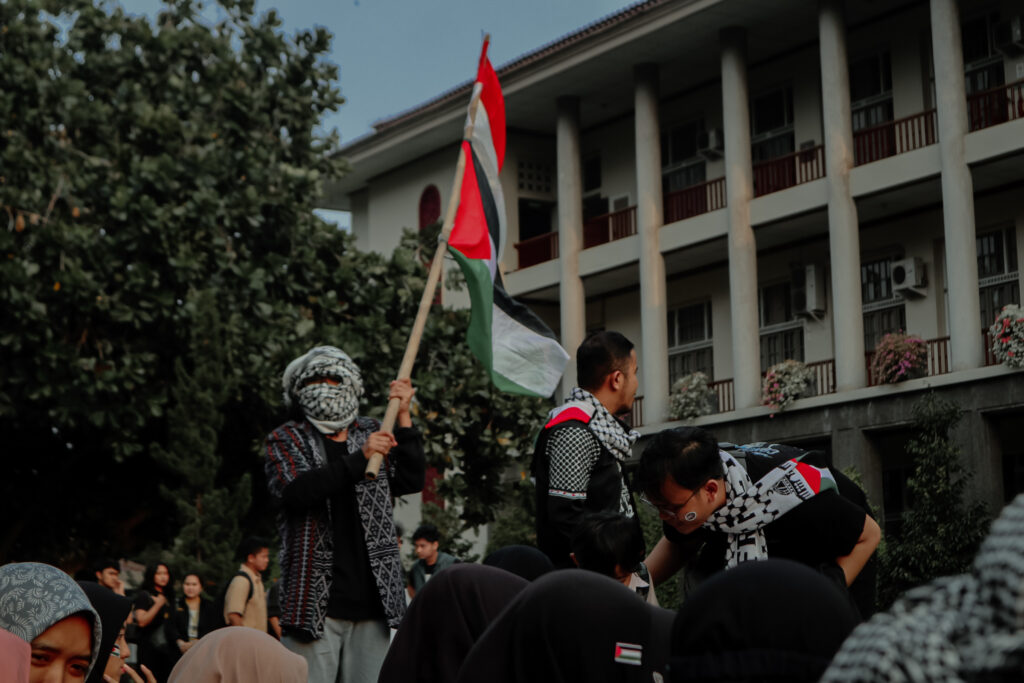 Peserta Aksi Mengibarkan Bendera Palestina