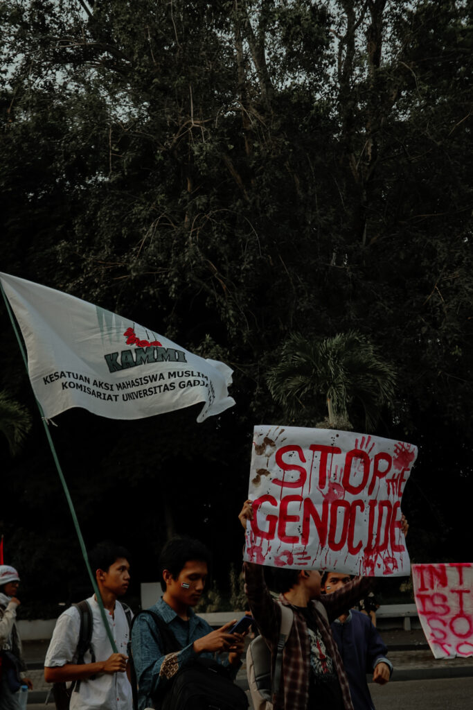 Masa Aksi Membentangkan Poster Bertuliskan "STOP GENOCIDE"