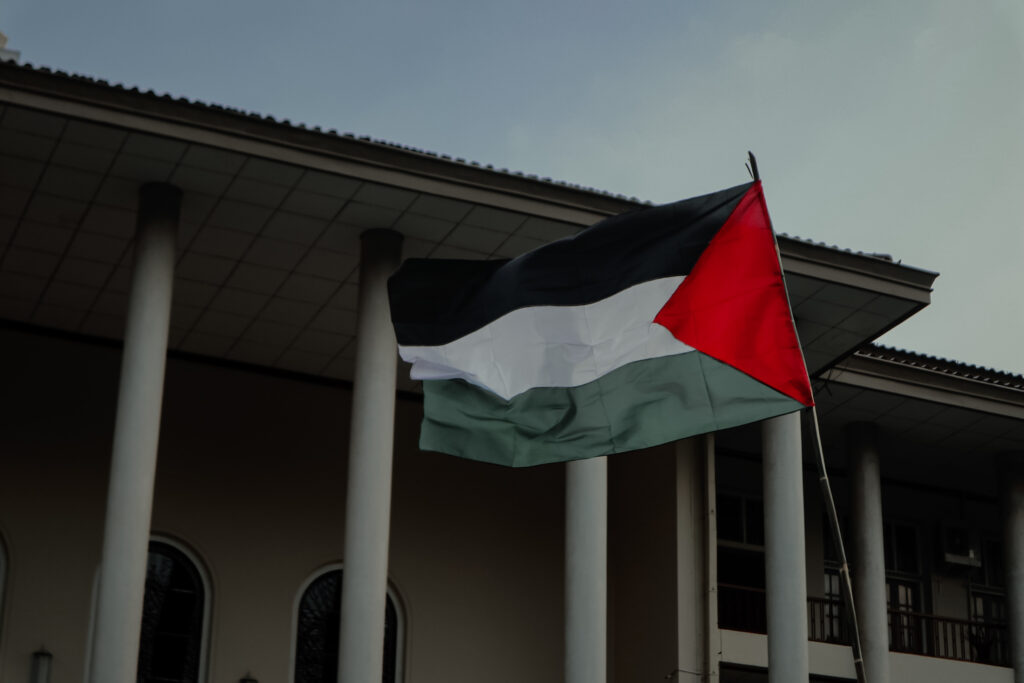 Bendera Palestina Berikibar di Halaman Balairung UGM.