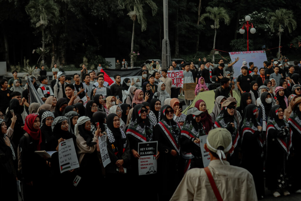 Kerumunan Peserta Aksi Memadari Halaman Balairung