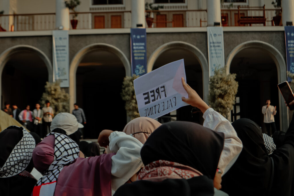 Masa Aksi Membentangkan Tuntutannya di Tengah Orasi